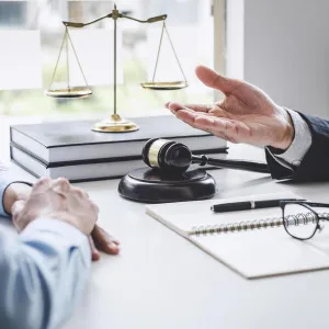 Подробнее о статье Юридическая помощь или юридические услуги? Адвокат или юрист? К кому же обратиться?