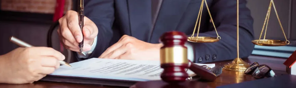 Корпоративное право, подписывается соглашение на фоне весов и молотка судьи