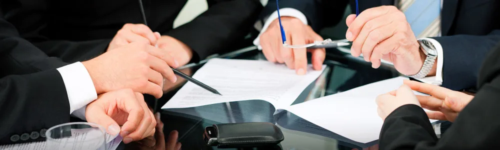 Корпоративное право, руки людей решающих спор