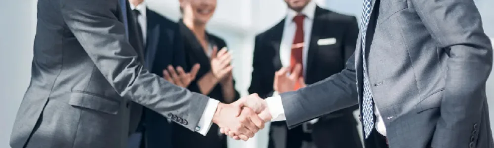 Хозяйственное право, люди пожимают друг другу руки